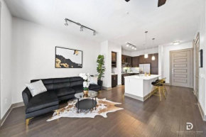 Downtown Houston Deluxe King Suite with Spa Amenities, Pool and Free Parking